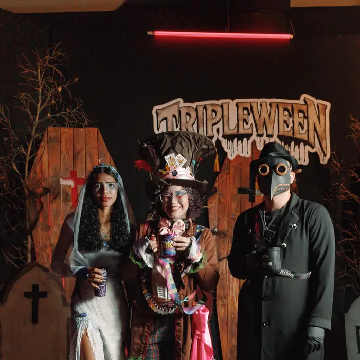 Galera fantasiada no TRIPLEWEEN