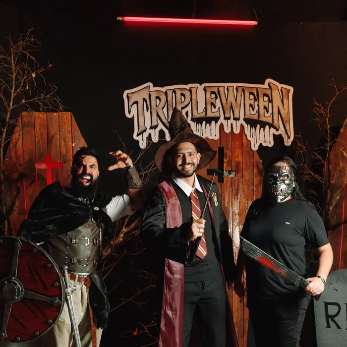 Galera fantasiada no TRIPLEWEEN