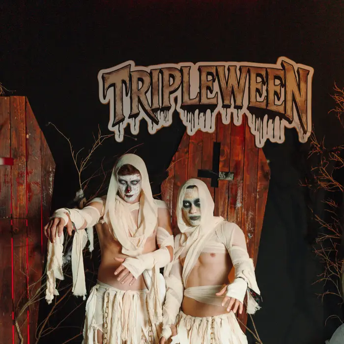 Galera fantasiada no TRIPLEWEEN
