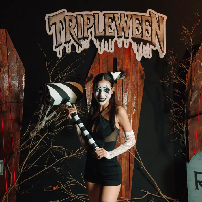 Galera fantasiada no TRIPLEWEEN