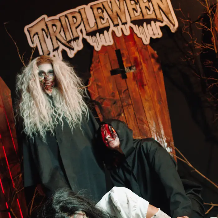 Galera fantasiada no TRIPLEWEEN